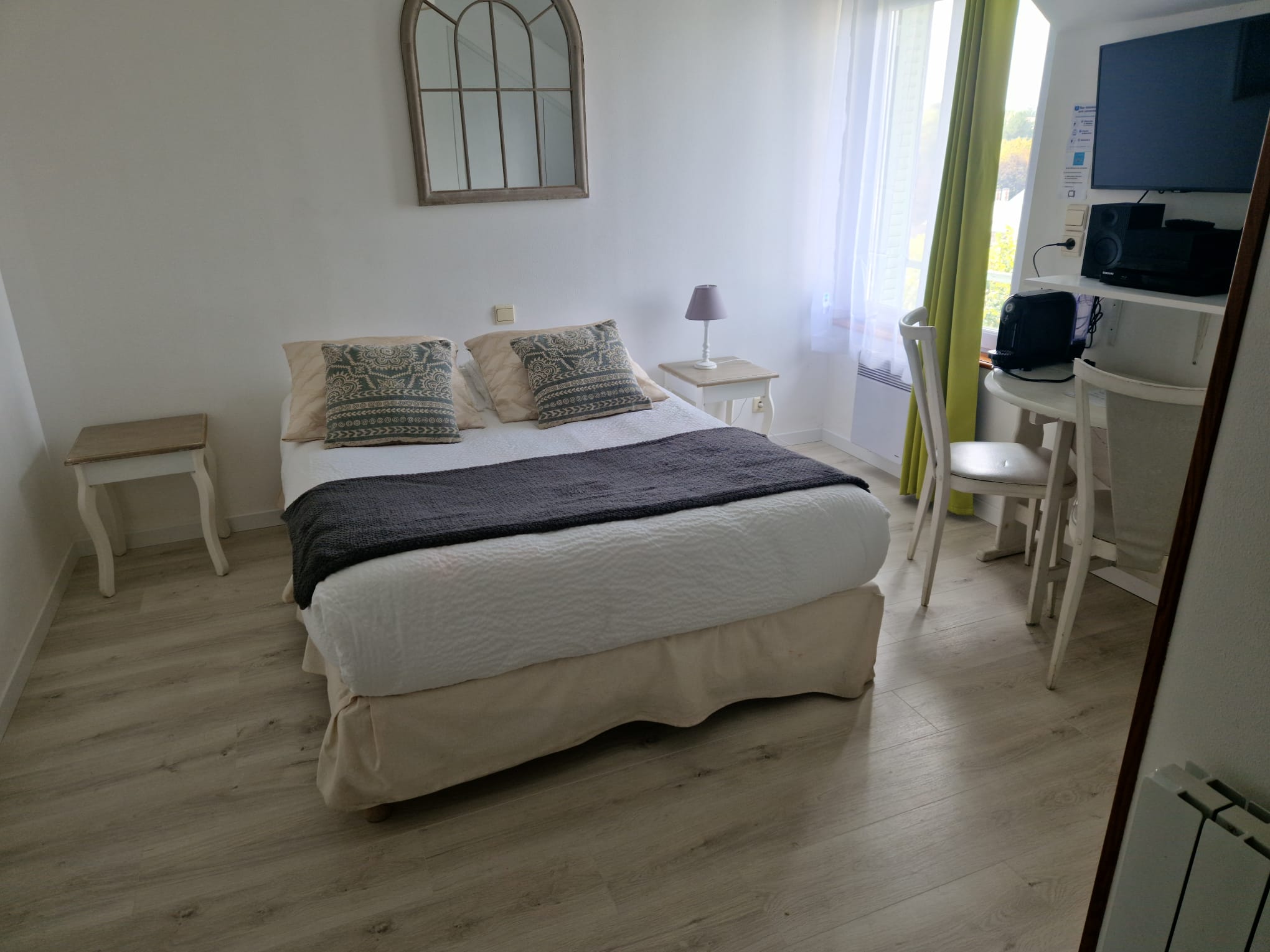 lit studio violette